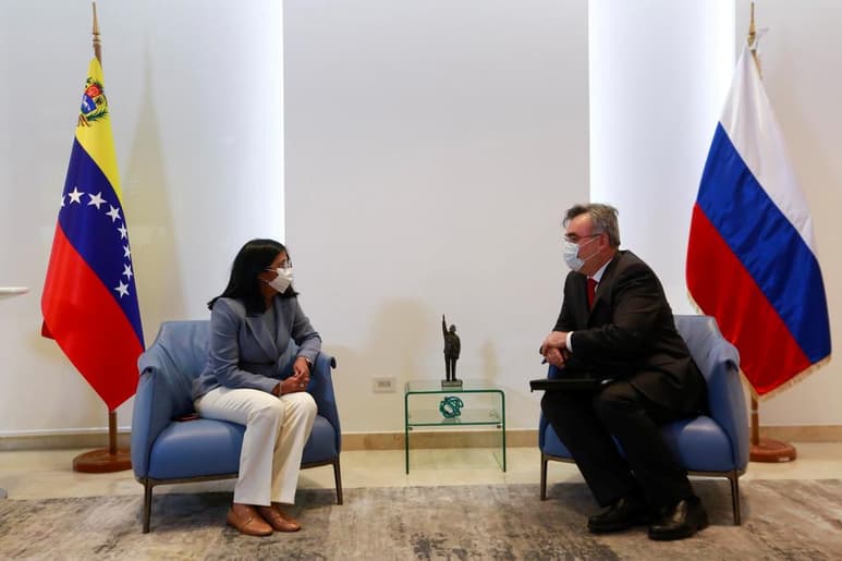 El gobierno venezolano suscribió el martes un contrato con Rusia para la compra de la vacuna Sputnik V y anunció que en una primera etapa será inoculada al menos un tercio de la población. En el país sudamericano viven unos 30 millones de habitantes. (AGENCIAS)