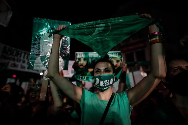Mientras el resto del mundo cuenta exhausto las horas para que se termine el atípico 2020, Argentina está en las calles este martes a la espera del resultado de la votación en el Senado de la ley del aborto: uno de los días más importantes del año para el país austral es el antepenúltimo. (AGENCIAS)