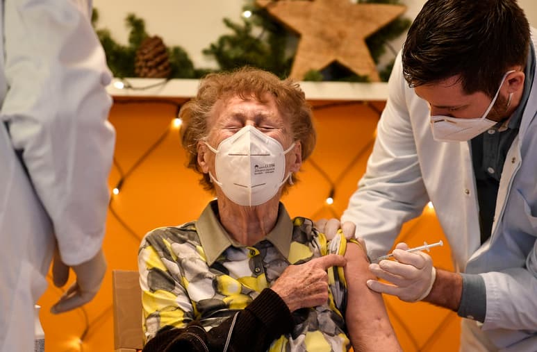El ministro de Sanidad reconoció que 'depende de cuándo se autoricen las demás' vacunas. (AP) 