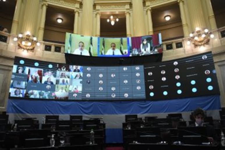 Argentina estaba en las calles este martes a la espera del resultado de la votación en el Senado. (CORTESÍA)