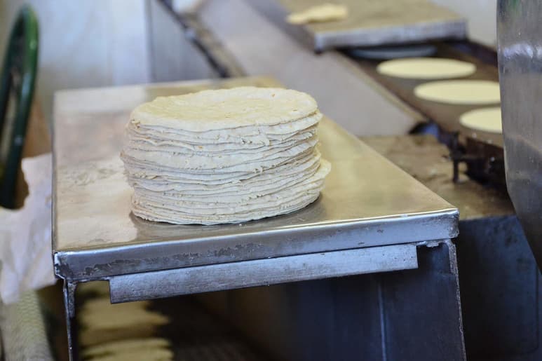 López Obrador informó esta mañana que se llegó a un acuerdo con las empresas Minsa y Maseca para evitar que aumente en enero del próximo año el precio de la tortilla. (ARCHIVO)