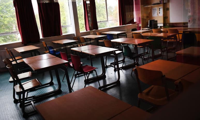 Los centros de secundaria y las universidades del Reino Unido retrasarán la vuelta a las clases tras las vacaciones de Navidad hasta el próximo 18 de enero, ante la situación de la pandemia, anunció este miércoles el ministro de Educación, Gavin Williamson. (ARCHIVO)