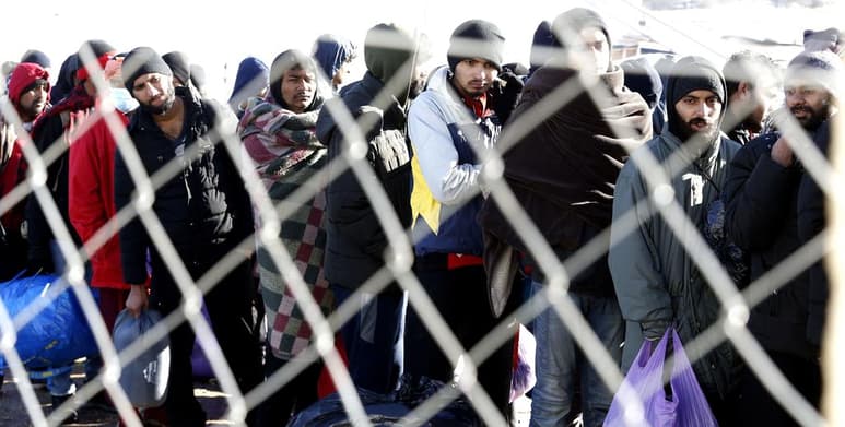 El previsto traslado de más de 800 migrantes del incendiado campo de Lipa, en el noroeste de Bosnia-Herzegovina, se ha visto bloqueado por la resistencia de las autoridades locales a la llegada de esas personas a sus zonas, informan hoy medios bosnios. (ARCHIVO)
