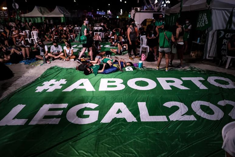Unas horas después de que Argentina aprobara este miércoles un proyecto impulsado por el Gobierno que permite acceder libremente al aborto hasta la semana 14 de gestación, la Iglesia Católica argentina dijo que 'continuará trabajando con firmeza y pasión en el cuidado y el servicio a la vida' y advirtió que la ley ahondará 'aún más' las divisiones en el país. (ARCHIVO)