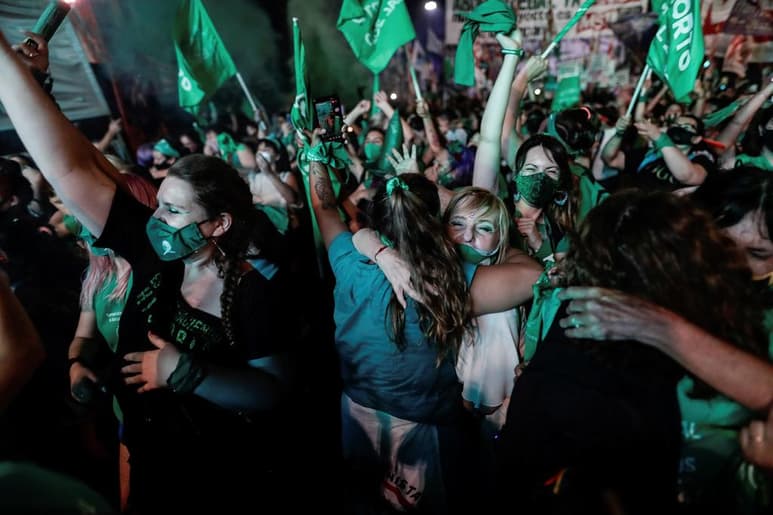 Argentina se convirtió el miércoles en el país más grande de Latinoamérica en legalizar el aborto, lo que supone una victoria para muchas mujeres que reivindican desde hace décadas ese derecho y un fracaso para otros muchos. (EFE)