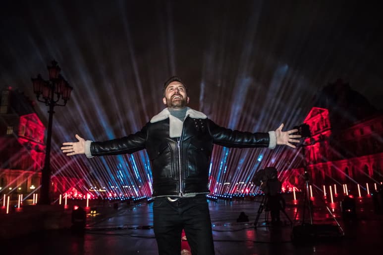 El compositor y 'DJ' francés David Guetta ofrecerá un concierto en redes sociales desde la Pirámide acristalada del Louvre este 31 de diciembre. (EFE)