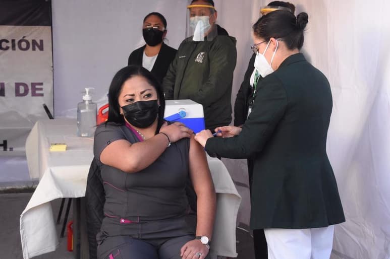 La Secretaria de Salud detalla que se trabaja de manera seria y responsable en base a los lineamientos federales para la aplicación de dicha vacuna.(ARCHIVO)