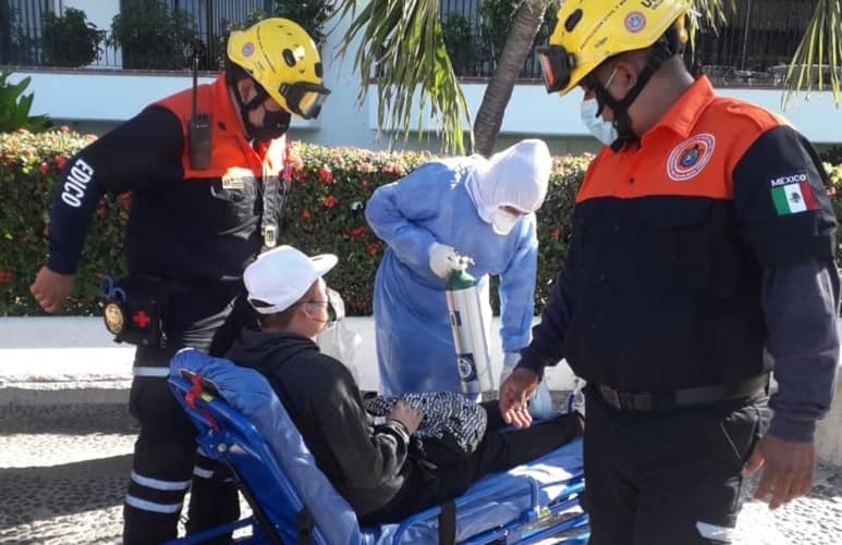 Al ser atendido por paramédicos, el turista admitió estar consciente de su contagio por COVID-19 (ESPECIAL)