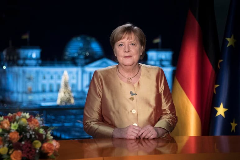 La canciller de Alemania, Angela Merkel, asegura en su tradicional discurso de Año Nuevo que 'estos días y semanas' serán 'tiempos duros' para el país y advierte de que aún queda 'bastante tiempo' hasta que la pandemia se pueda dar por concluida. (AGENCIAS)
