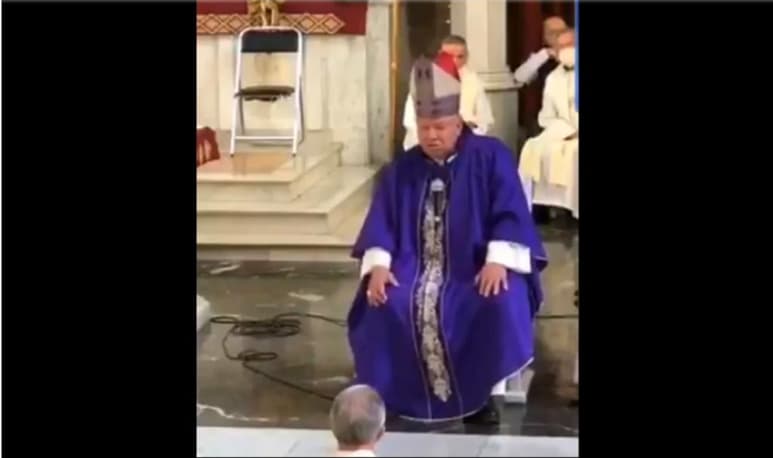 Según el cardenal emérito de Guadalajara, Juan Sandoval Iñiguez, quien piensa que la pandemia de COVID-19 es un 'trabuco' para dominar a los pueblos, esta enfermedad 'se cura con un té de guayaba o tomando dióxido de cloro', pese a la evidencia científica que indica lo contrario. (ESPECIAL)