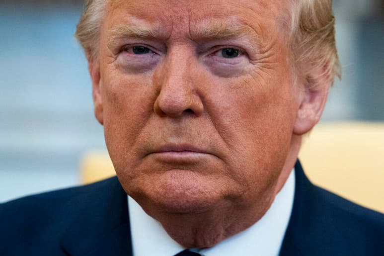 La petición del presidente saliente de Estados Unidos, Donald Trump, para aumentar de 600 a 2,000 dólares los pagos directos a ciudadanos se ha atascado en el Senado y tiene pocas perspectivas de prosperar por la división que la propuesta ha generado en su propio partido. (AGENCIAS)