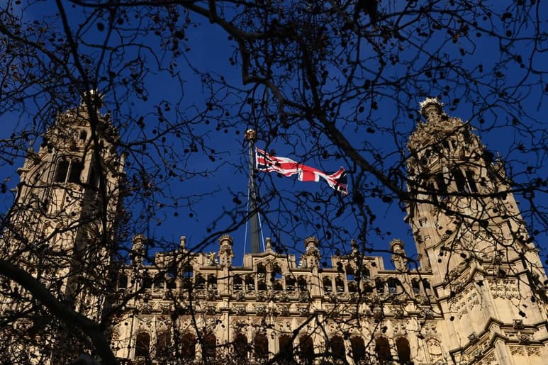 La Cámara de los Lores del Reino Unido (Alta) respaldó este miércoles la ley que traslada al cuerpo legal británico los términos del acuerdo sobre la futura relación entre el Reino Unido y la Unión Europea (UE), que ha concluido su tramitación parlamentaria en una única jornada. (ESPECIAL)