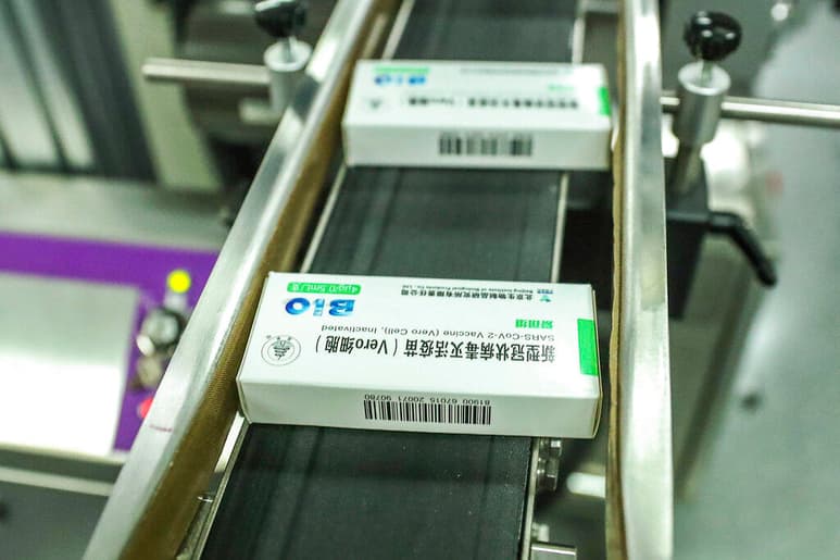 Las autoridades chinas dieron hoy, por primera vez, luz verde a la comercialización de una de las vacunas contra la covid-19 desarrolladas en el país, la de Sinopharm y su subsidiaria Instituto de Productos Biológicos de Pekín. (ESPECIAL) 
