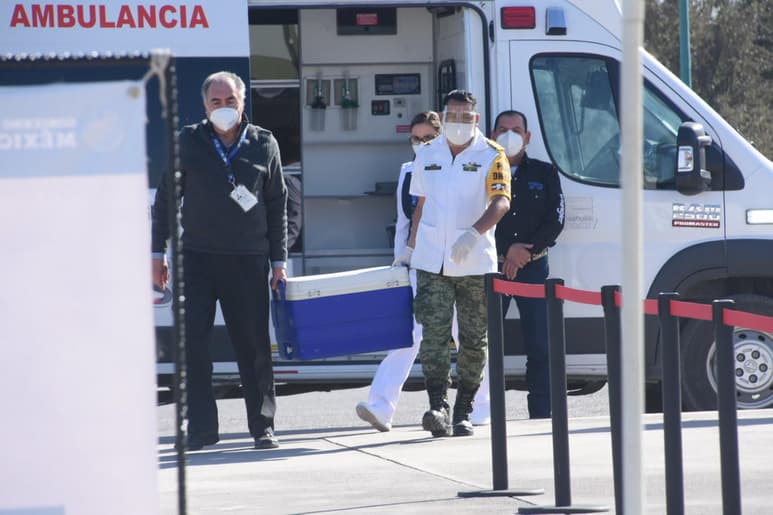 La Secretaría de Salud del Estado desmintió versiones de algunos medios de comunicación que señalaron que 29 funcionarios 'se colaron' y fueron vacunados en Coahuila contra el COVID-19, porque el proceso se hace en forma responsable y transparente. (ARCHIVO)