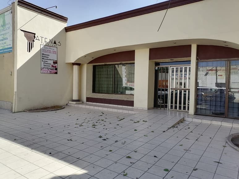 Los ladrones salieron del casino y subieron a una motocicleta de la marca Italika en color negro, en la que huyeron con rumbo desconocido. (EL SIGLO DE TORREÓN)