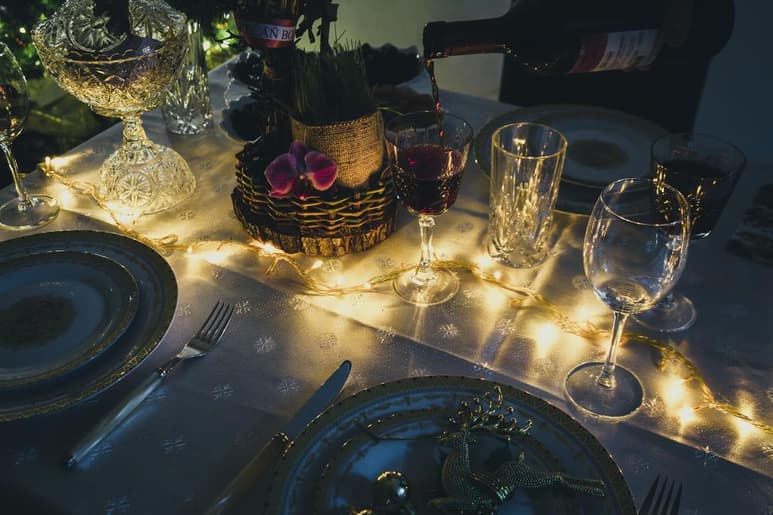 Hay costumbres y rituales que en Año Nuevo no faltan con la finalidad de atraer prosperidad, desde dar la vuelta a la cuadra con una maleta, hasta comer un plato de lentejas. (Especial)