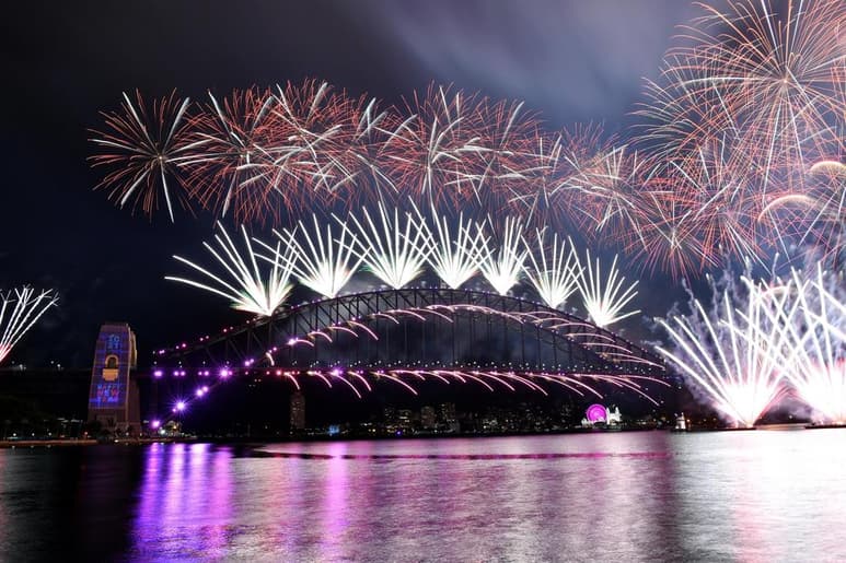 Desde Sydney, Australia, recibieron el Año Nuevo con fuegos artificiales (ESPECIAL)