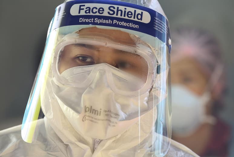 El día de Nochevieja de 2020, los contagiados de COVID-19 superan ya los 82 millones en todo el mundo, una cifra que se ha alcanzado al cumplirse este jueves un año desde que las autoridades chinas informaran a la Organización Mundial de la Salud (OMS) de la aparición en la ciudad de Wuhan (centro) de una enfermedad neumónica entonces desconocida. (ARCHIVO)