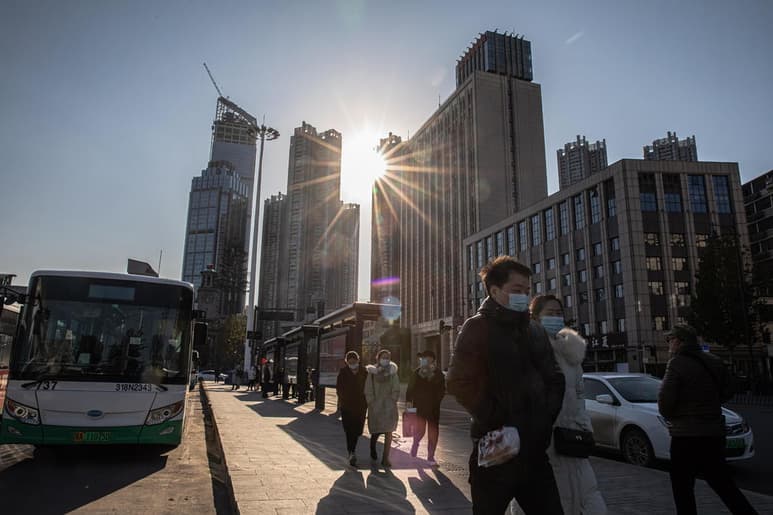 Un año después de que China comunicase a la Organización Mundial de la Salud (OMS) la detección de una rara neumonía en la ciudad de Wuhan, la ciudad del centro del gigante asiático hace casi vida normal y sus residentes se preparan para dejar atrás su año más duro. (ARCHIVO)