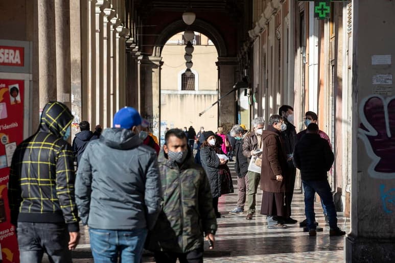 Italia comunicó hoy 23,477 nuevos contagios por coronavirus en las últimas veinticuatro horas, una cifra que permite a las autoridades afirmar que la curva de infecciones está bajo control justo el día de Nochevieja, cuando se entra de nuevo en 'zona roja', el nivel más alto de riesgo, con restricciones severas para evitar los contactos. (ARCHIVO)
