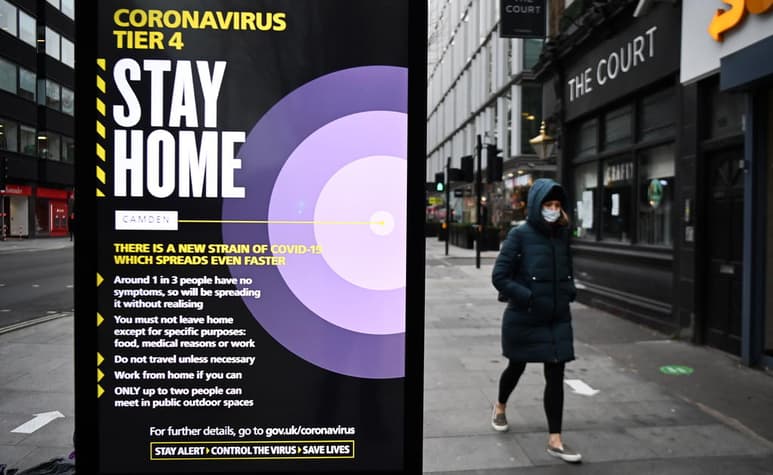 El Reino Unido alcanzó este jueves el récord de contagios diarios de coronavirus desde el inicio de la pandemia, al registrar otros 55,892 nuevos positivos en las últimas 24 horas. (ARCHIVO)