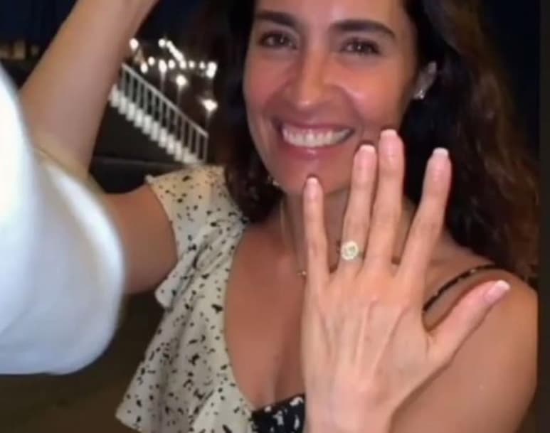 La actual conductora de Sale el Sol, Luz María Zetina se comprometió la noche del pasado miércoles con su 'amor de adolescencia', Emilio Guzmán, con quien mantuvo una relación de los 15 a los 21 años de edad. (Especial)