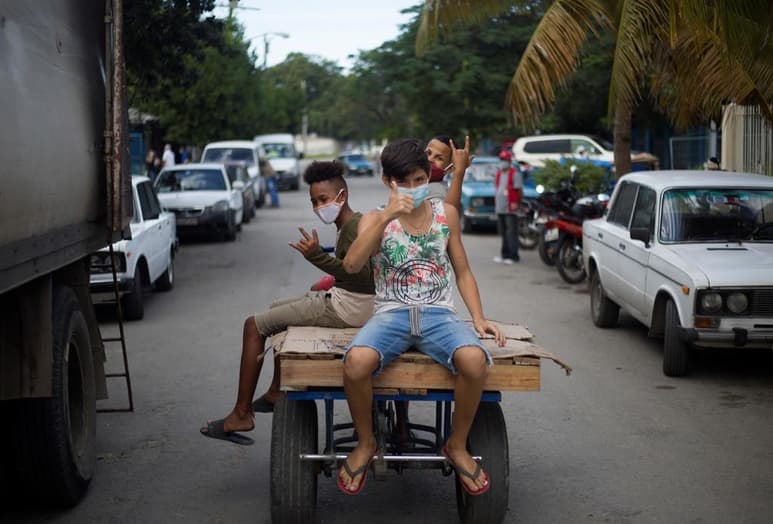 Cuba sumó este jueves 176 nuevos casos del nuevo coronavirus, 80 de ellos importados, lo que sitúa a diciembre como el mes con el mayor número de contagios desde el inicio de la pandemia, con un total de 3,000 positivos reportados, según el último parte del Ministerio de Salud Pública (Minsap). (ARCHIVO)