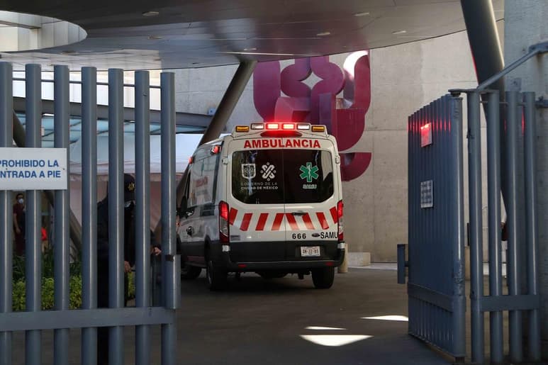 Verónica Rojas es una de esos miles de mexicanos que en víspera del nuevo año espera paciente noticias del estado de su madre a las afueras del Hospital General del Parque de los Venados, ubicado al sur de la capital mexicana, y uno de los pocos que todavía acepta a pacientes con COVID-19.