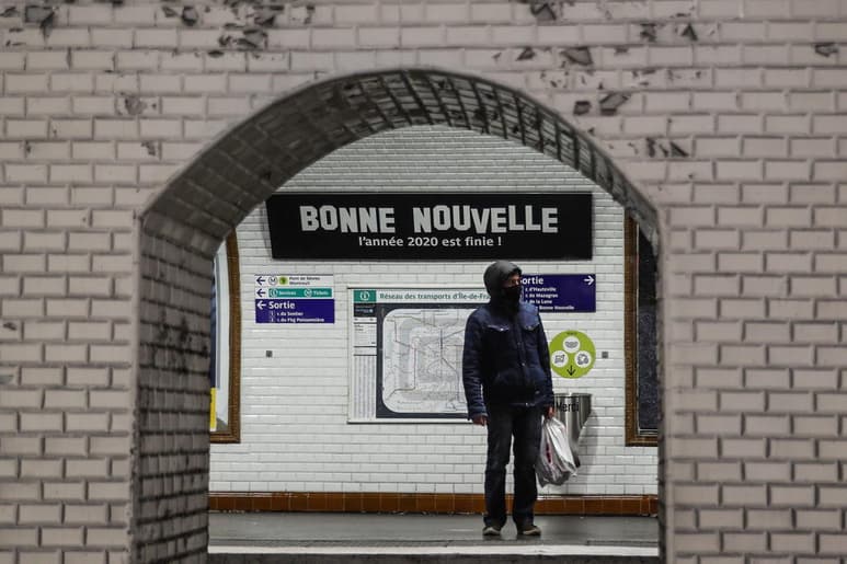 Francia comunicó este jueves 19,927 nuevos contagios por coronavirus y 251 muertes, con lo que la cifra de fallecimientos desde los primeros registros de marzo se eleva a 64,632. (EFE) 