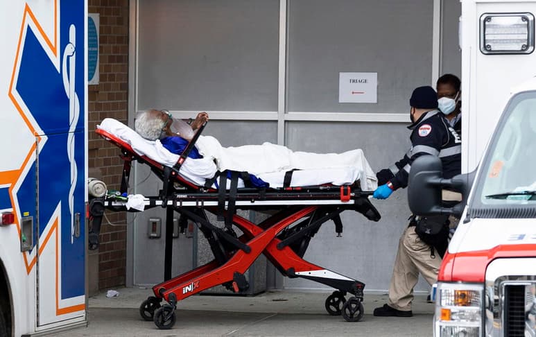 Estados Unidos cierra este jueves el año con un récord de hospitalizaciones por la COVID-19 y con pronósticos poco alentadores para los primeros meses de 2021, tras la llegada al país de la cepa británica del virus y ante la lentitud en la campaña de vacunación. (ARCHIVO) 