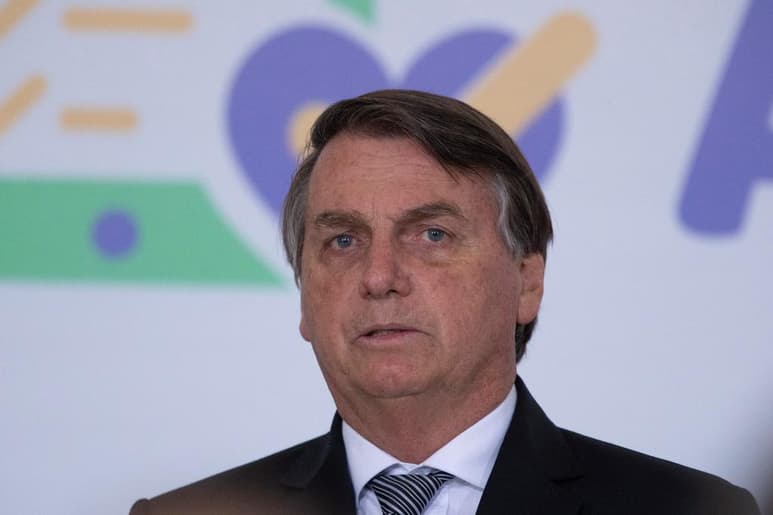 El presidente Jair Bolsonaro descartó este jueves que la vacunación anticovid esté atrasada en Brasil; atribuyó la falta de una fecha para el inicio de la campaña a la demora de los propios laboratorios en registrar sus productos e insistió en que la inmunización no será obligatoria en el país. (ARCHIVO)