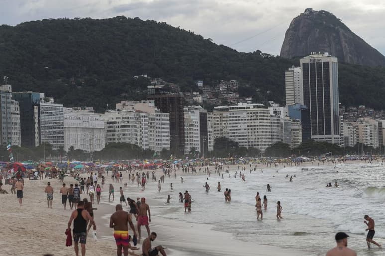Brasil registró en las últimas 24 horas 1,074 muertes por COVID-19, con lo que encadenó tres días consecutivos con más de un millar de fallecimientos diarios, y acumuló hasta el último día del año casi 195,000 víctimas, según los datos divulgados este jueves por el Ministerio de Salud. (ESPECIAL)