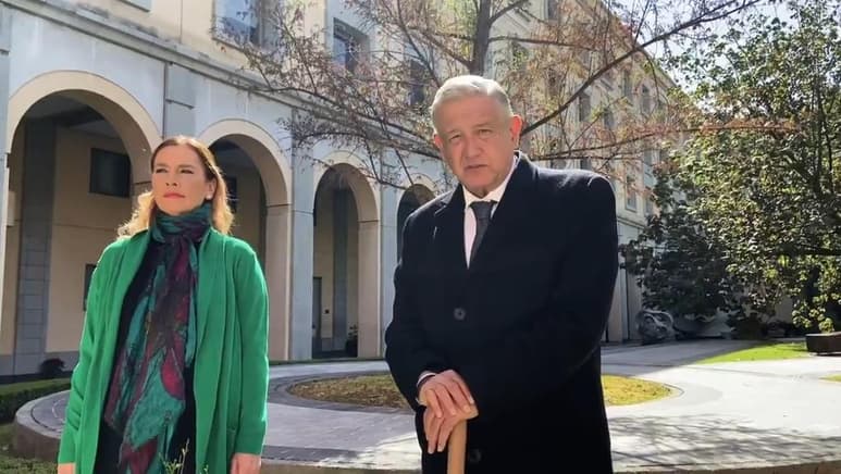 El presidente Andrés Manuel López Obrador y su esposa Beatriz Gutiérrez Müller compartieron un mensaje a través de redes con motivo del fin de año. (ESPECIAL)
