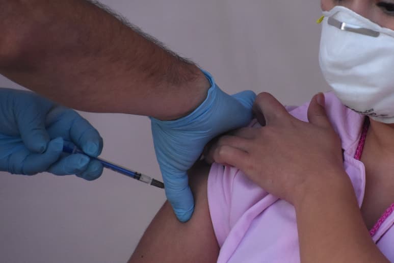 Las acusaciones continúan por privilegiar a personal de salud que no está en la primera línea de batalla ante el COVID-19.