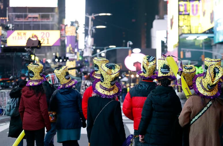 La policía cerró la llamada Encrucijada del Mundo al paso de los vehículos y peatones que deseaban echar un vistazo de la esfera de cristal que de todas formas descendió de un asta a medianoche para marcar el cambio de año. (EFE)