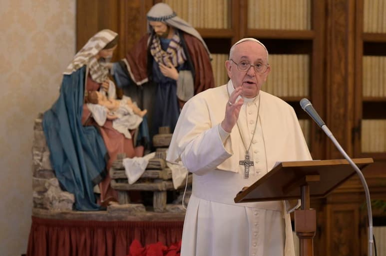 La bendición papal se trasladó al interior del palacio en lugar de realizarse en una ventana con vistas a la Plaza de San Pedro para no animar a los fieles a congregarse allí. (EFE)