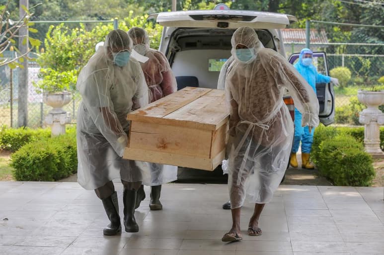 Los casos de COVID-19 rozan los 82 millones, 693,000 de ellos registrados en la última jornada. (ARCHIVO)