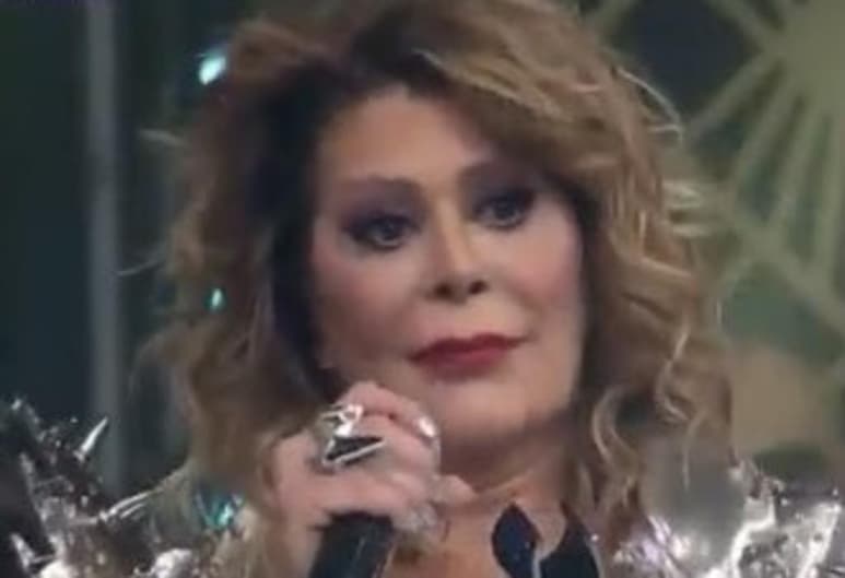 La cantante no se escapó de los memes en redes sociales tras su última presentación del 2020 (CAPTURA)