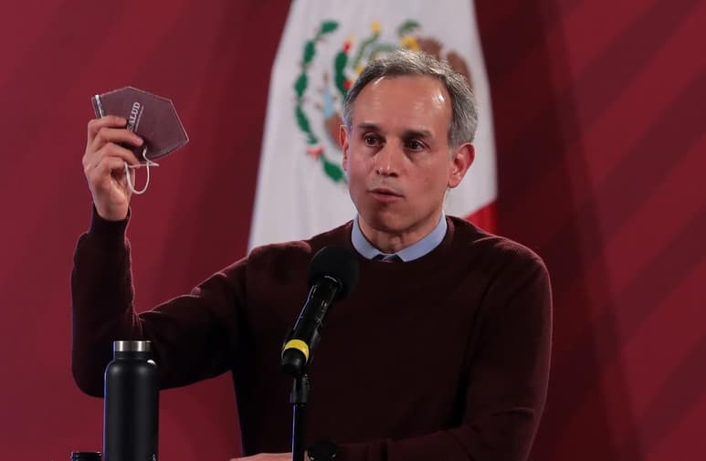 El subsecretario de Salud fue captado hablando por teléfono sin portar el cubrebocas en el interior de un vuelo a Huatulco (ESPECIAL)
