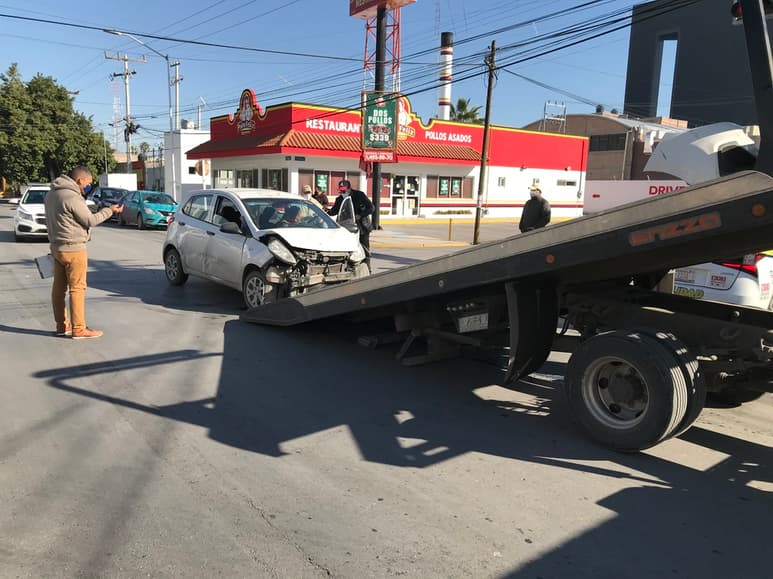 Los primeros peritajes indicaron que un automóvil Chevrolet Matiz color amarillo de una base de taxis local se desplazaba sobre la calle Leona Vicario. (EL SIGLO DE TORREÓN)