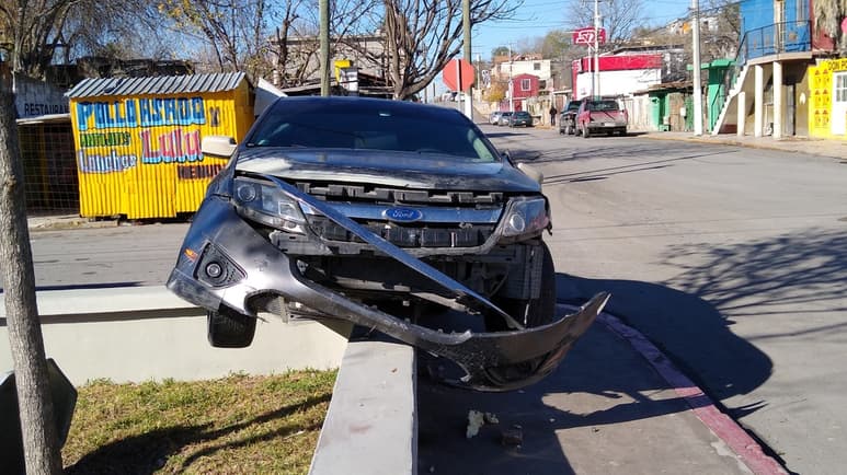 En menos de una hora se registraron dos accidentes automovilísticos en plena mancha urbana.