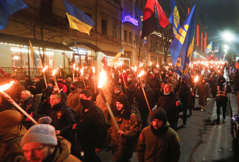 Miles de personas marcharon por Kiev el primer día del año. (AP)