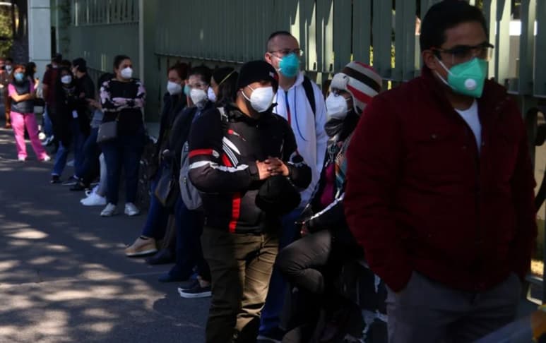 Autoridades de la Secretaria de Salud reanudaron las Jornadas de Vacunación COVID-19 en las cinco sedes militares a las que personal médico acude para ser inmunizado. (ESPECIAL)