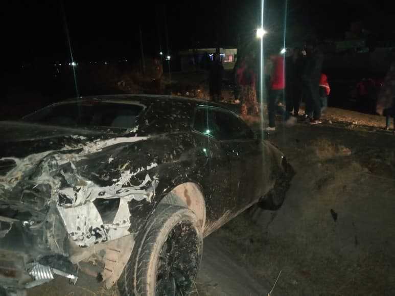 Imágenes del vehículo al caer a un canal de riego en el ejido Dolores en de Gómez Palacio. (EL SIGLO DE TORREÓN)