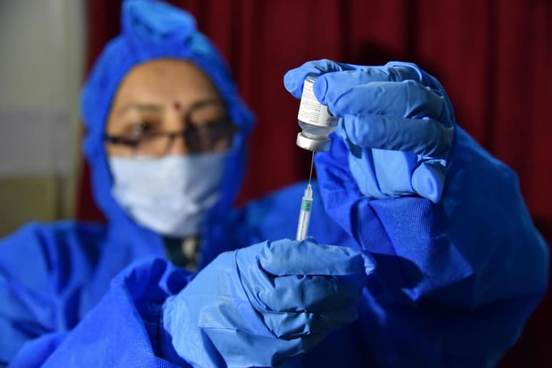 El Controlador General de Fármacos de la India (DCGI) anunció este domingo la aprobación para 'uso de emergencia' de la Covishield, la vacuna de la universidad británica de Oxford y la farmacéutica británico-sueca AstraZeneca contra la COVID-19, lo que supone el pistoletazo para comenzar una de las mayores campañas de vacunación en el país de 1,350 millones de habitantes. (EFE)