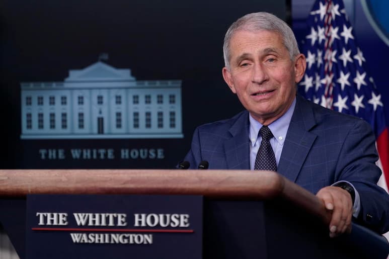 El epidemiólogo jefe de Estados Unidos, Anthony Fauci, reconoció este domingo que ha habido retrasos en el programa de vacunaciones de la COVID-19 en el país, pero aseguró que se acelerará. (ARCHIVO)