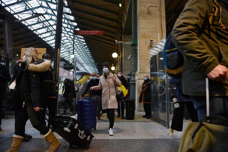 Francia superó este domingo los 65,000 muertos por coronavirus en un día en que se notificaron 12,489 contagios, muchos más que los 3,466 de la víspera, una cifra particularmente baja que se explicaba por los pocos test que se hicieron el día de Año Nuevo. (ARCHIVO)