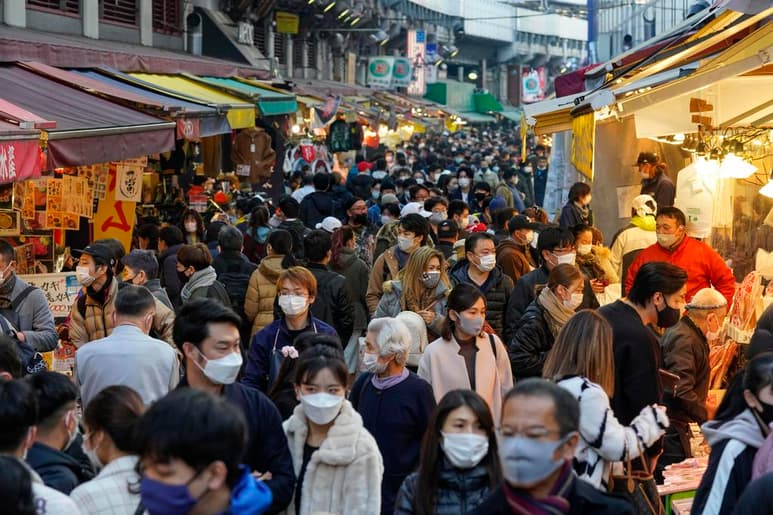 El primer ministro de Japón, Yoshihide Suga, dijo hoy que el Ejecutivo contempla declarar esta semana un nuevo estado de emergencia sanitaria en Tokio y alrededores, debido al continuado aumento de contagios de COVID-19. (ESPECIAL)