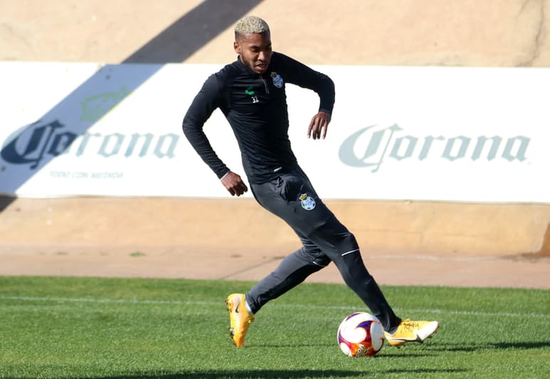 El ecuatoriano Ayrton Preciado vio actividad en el duelo ante los tamaulipecos, con mucha participación con la de gajos en las canchas del TSM, esperando que juegue ante el Cruz Azul como relevo. (Cortesía Santos Laguna)