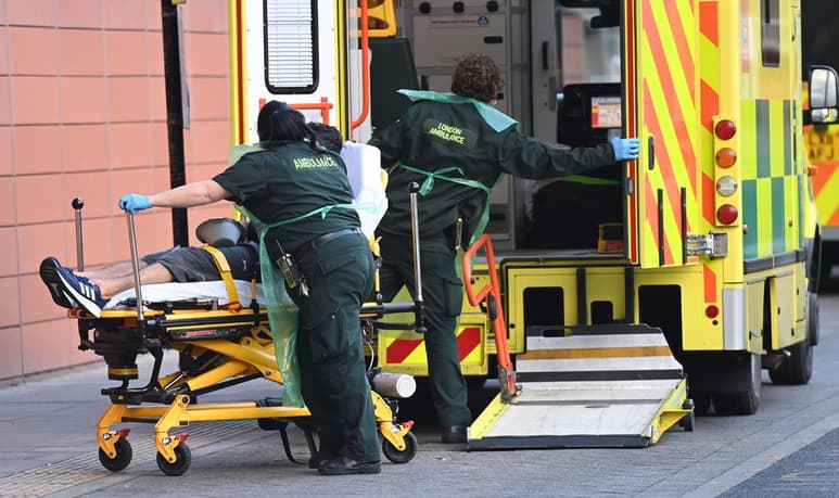 Un británico es trasladado de emergencia a un hospital. (EL SIGLO DE TORREÓN)